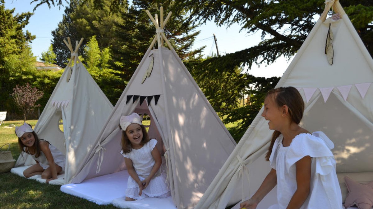 interior i exterior. Els tipis poden posar-se tant a l’exterior com a l’interior de les cases per fer una festa d’aniversari.