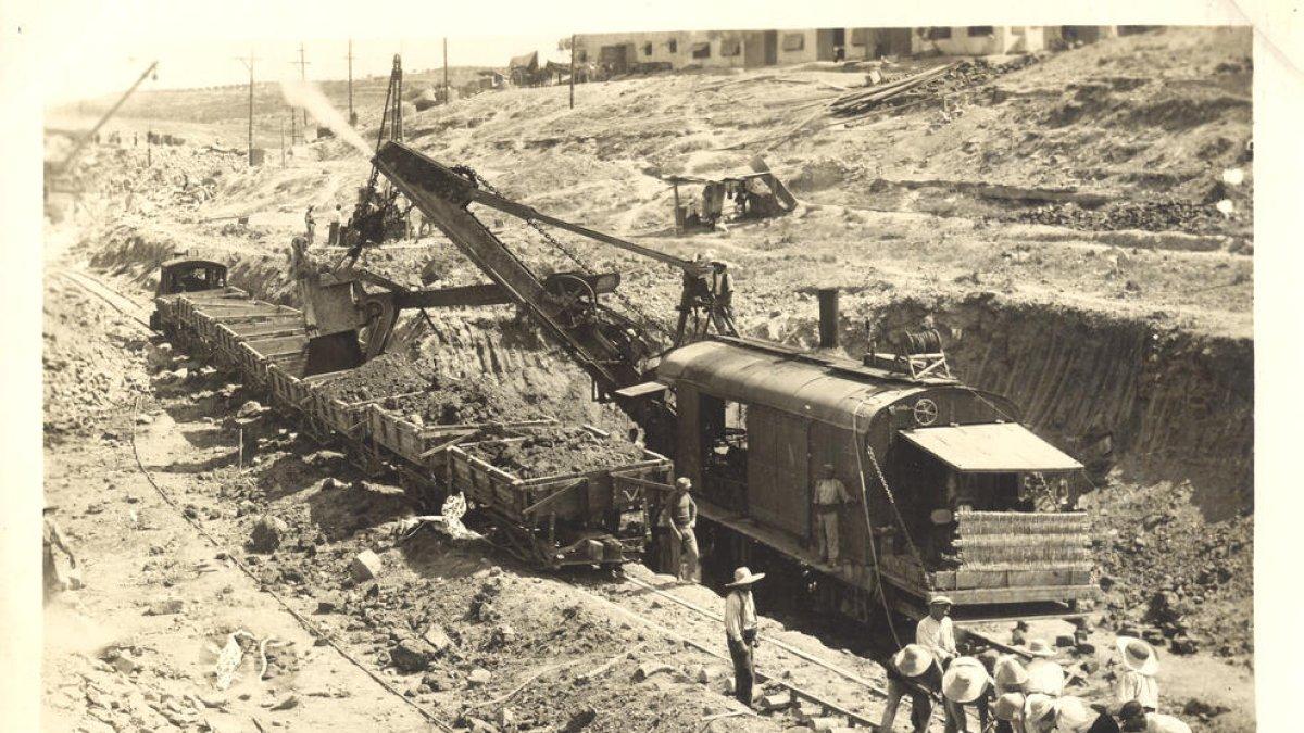 seròs. Treballs de condicionament del terreny per a la construcció del canal de Seròs el 1913.