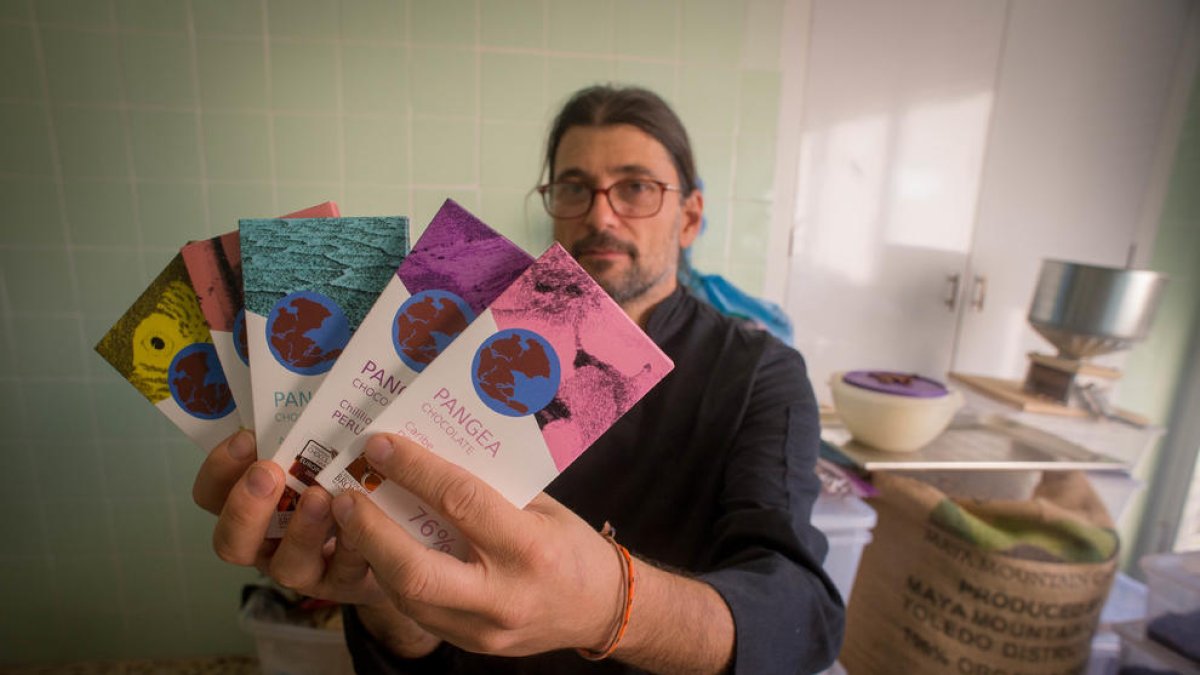 cacau i sucre. Quan aixafa el cacau a la temperatura i temps justos es desfà fins a aconseguir una textura homogènia.