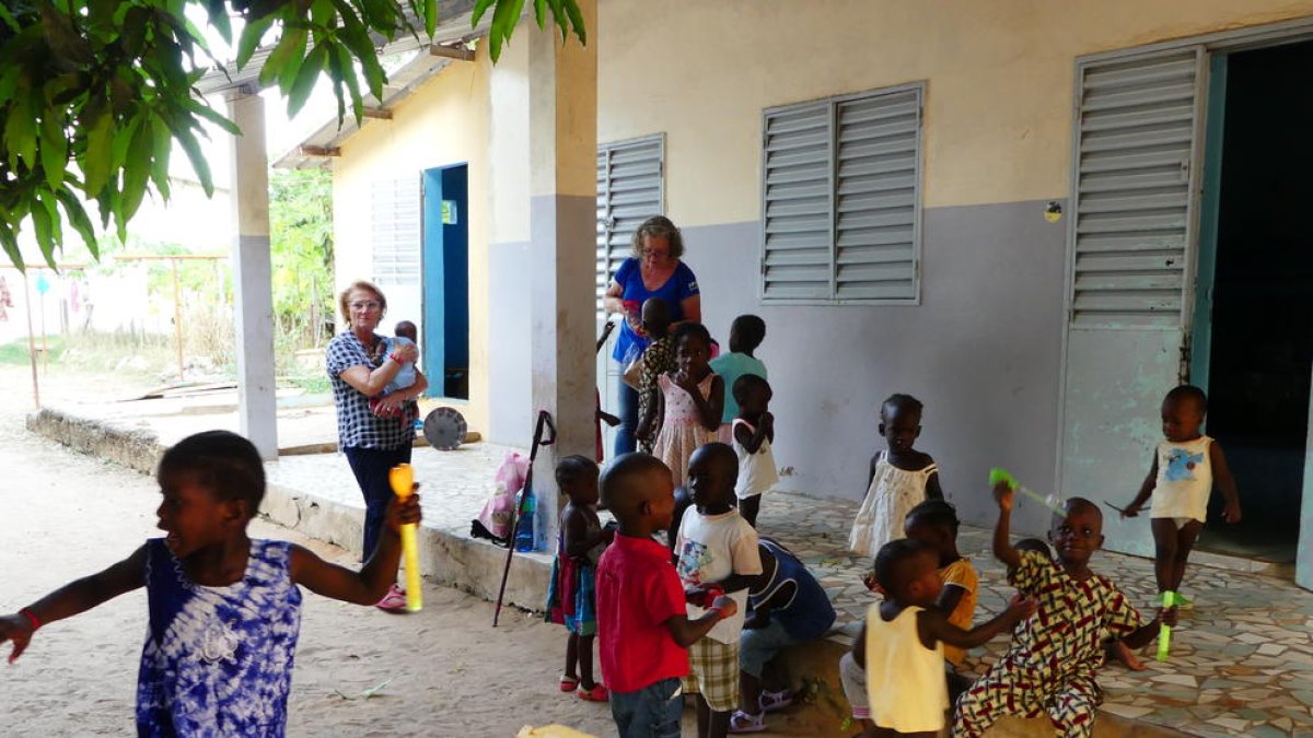 compartir. Durant unes setmanes, les voluntàries conviuen amb les dones d’Oussouye.