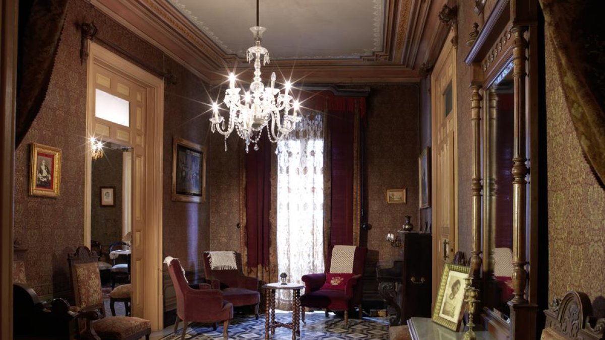 precedents. Abans de l’aparició de la rajola hidràulica, els paviments ceràmics es cobrien amb catifes a l’hivern.