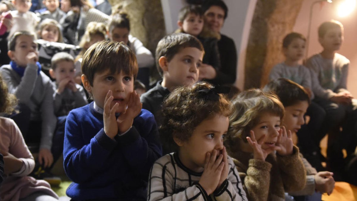ple. Les sessions de contacontes de la llibreria El Genet Blau acostumen a tenir un gran èxit de convocatòria.