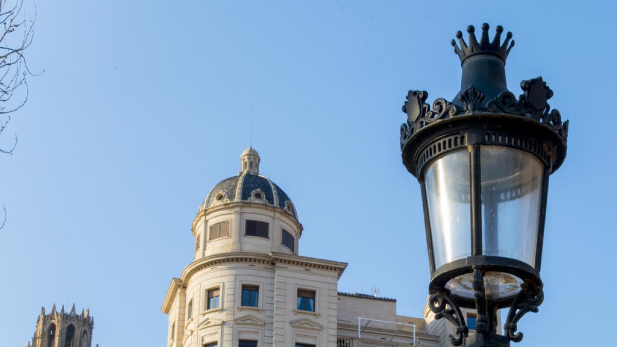 sense fulles. La poda dels arbres permet que puguem observar els detalls de façanes tan singulars com aquestes, que potser durant la resta de l’any passen més desapercebuts.