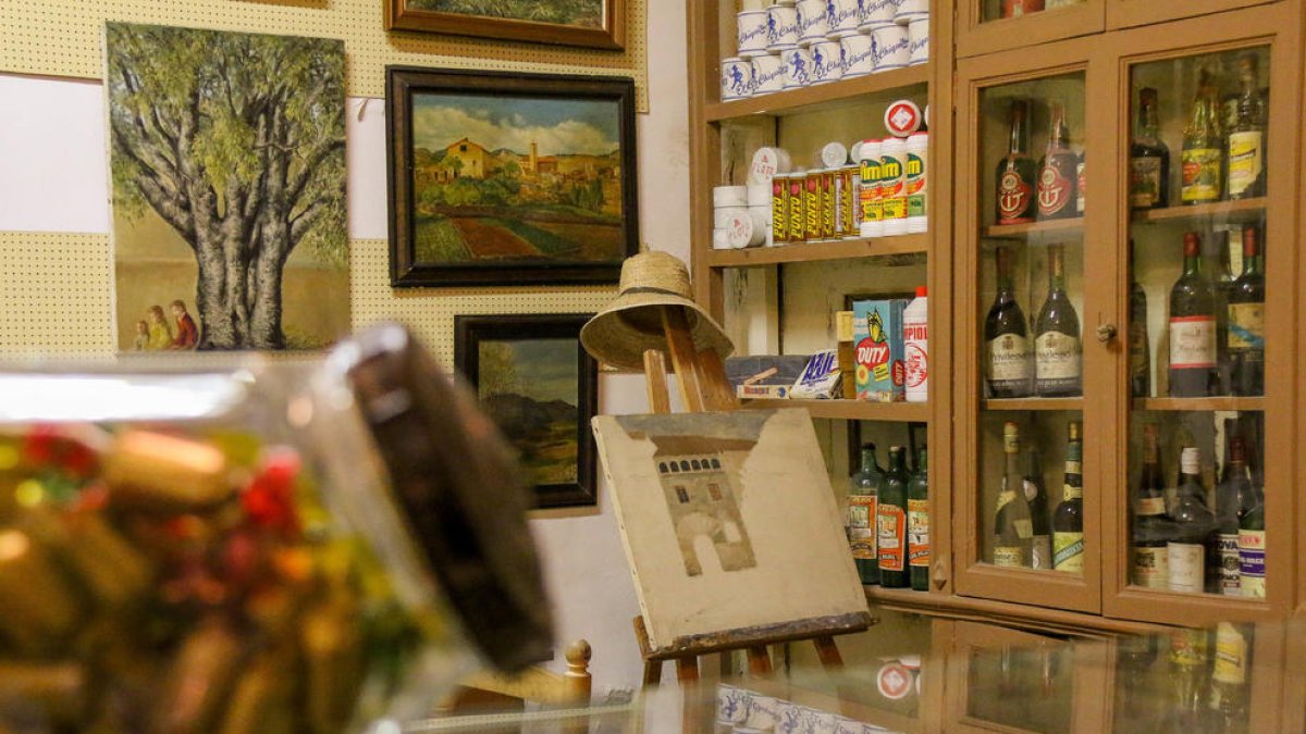 socialització. A banda de botigues també s’han recuperat una acadèmia de repàs escolar i un taller de pintura, així com una petita taberna.