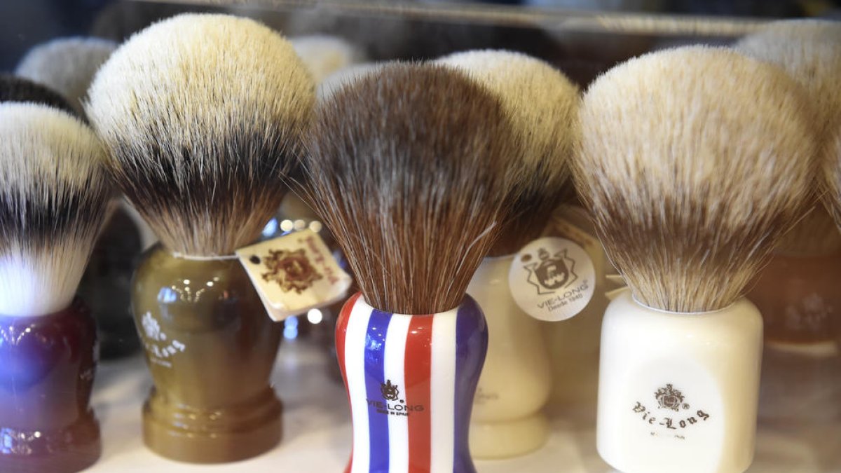 Afaitant de país en país