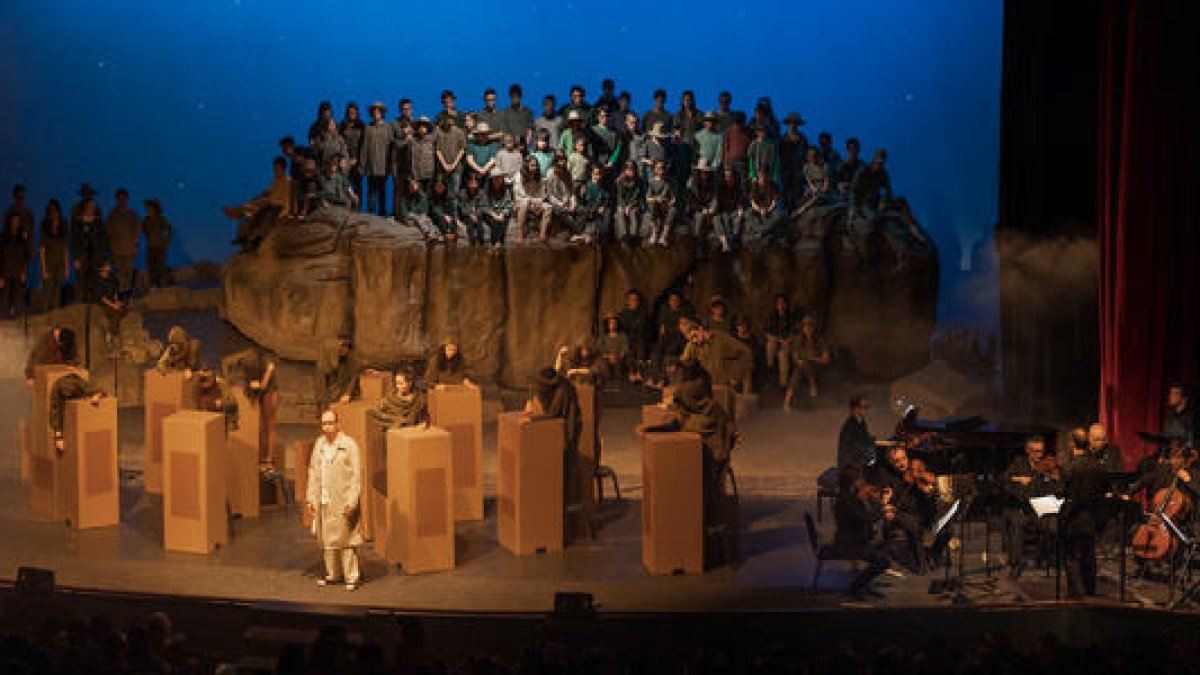 la ciutat grisa. A ‘La ciutat grisa’, la gent no recorda la seua història. A sota, l’Orquestra de Professors del Conservatori de Cervera.