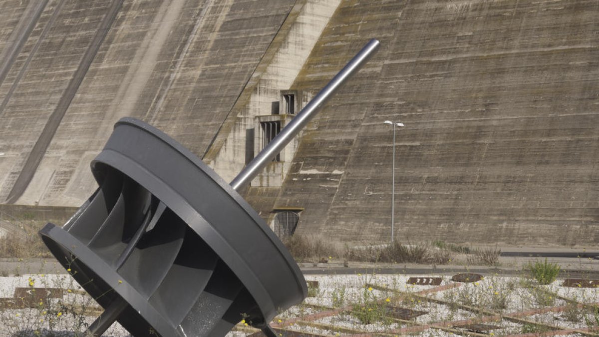 Rellotge de sol horitzontal ubicat al costat de la presa del pantà de Rialb. 