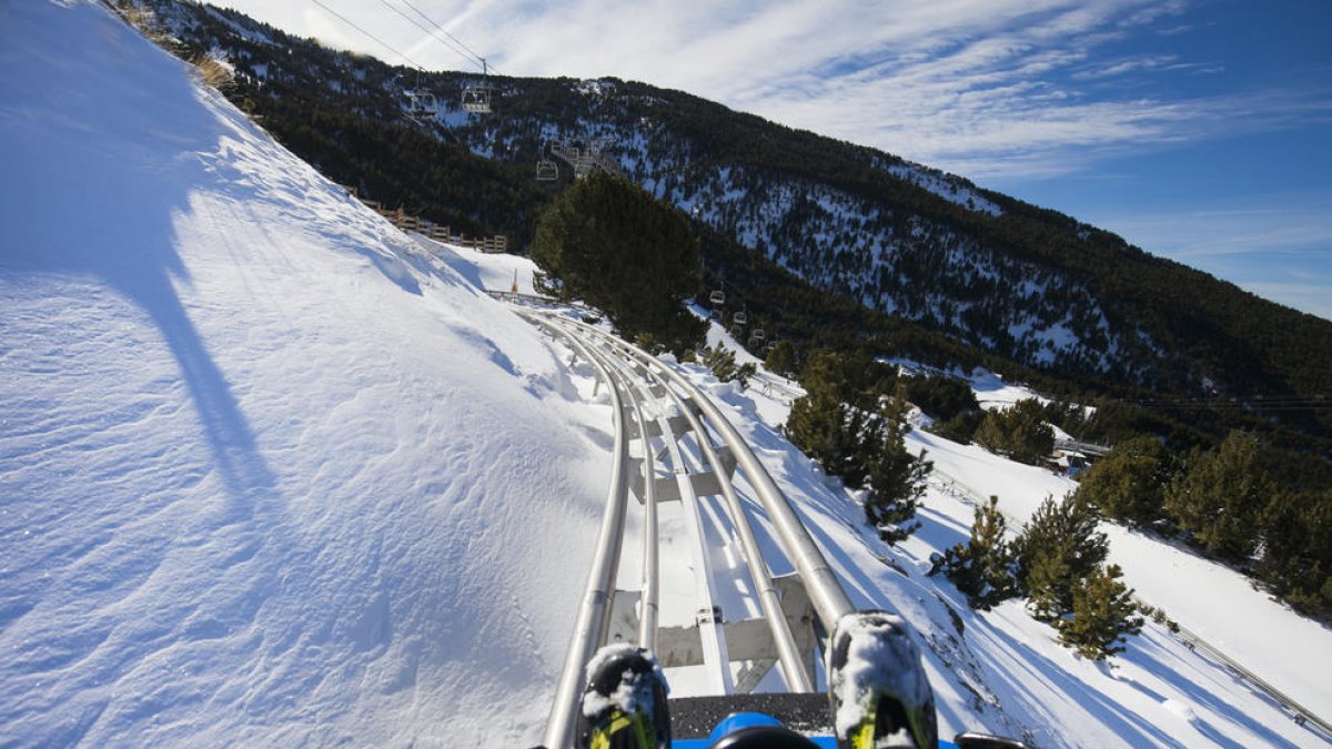 Tirolina. Activitats com ara llançar-se en tirolina es poden practicar tant en temporada de neu com a l’estiu.