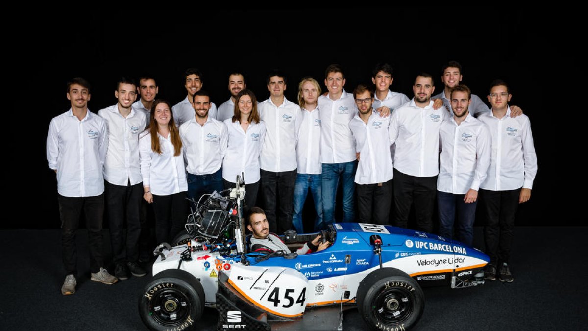 construcció. Alumnes treballant amb el cotxe, que ha de tenir unes mides i un pes determinats per a l’organització.