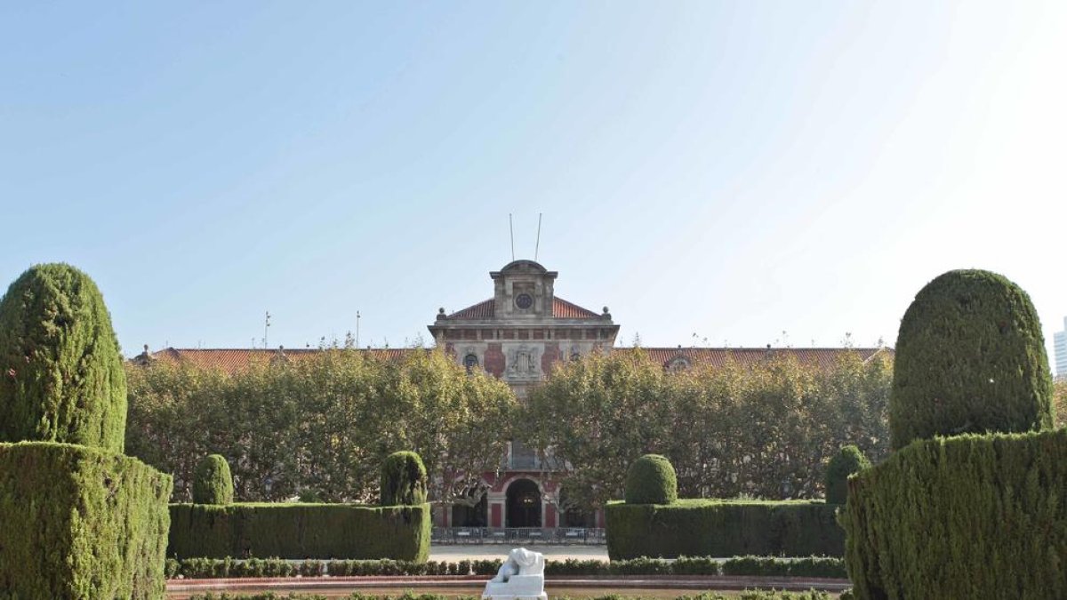 la felicitació. Jordi Pujol felicita Heribert Barrera un cop proclamada la votació del Parlament.