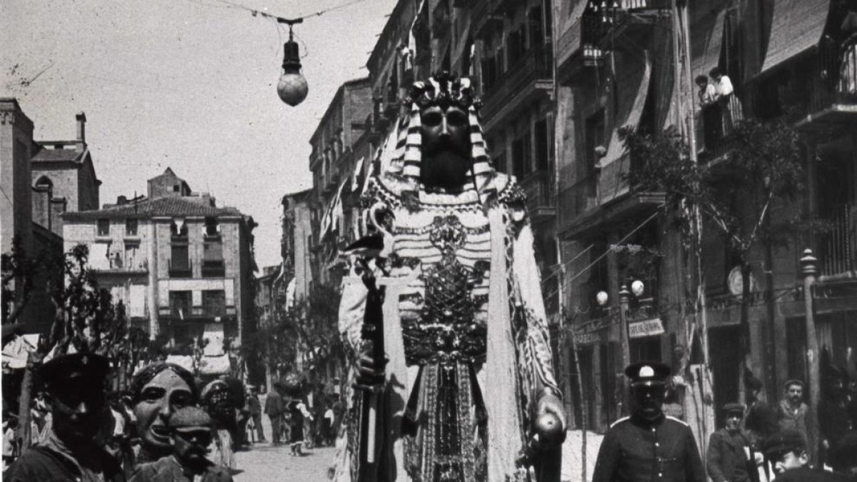 1906. El gegant Faraó (actual Romà), de l’escultor Corcelles, plaça Sant Joan.