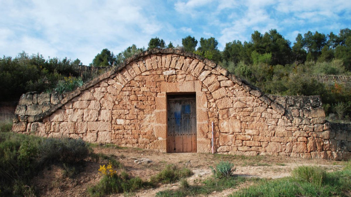 arneres. Construccions poc profundes, encarades a l’est per protegir-les del vent, per posar-hi els ruscs d’abelles.