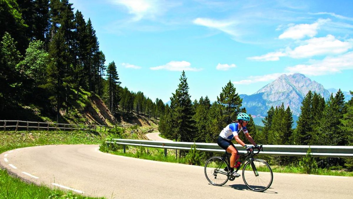 espais. Els Pirineus Orientals (sota) i el Montsec (esq.) són algunes de les zones que es poden recórrer en bici.