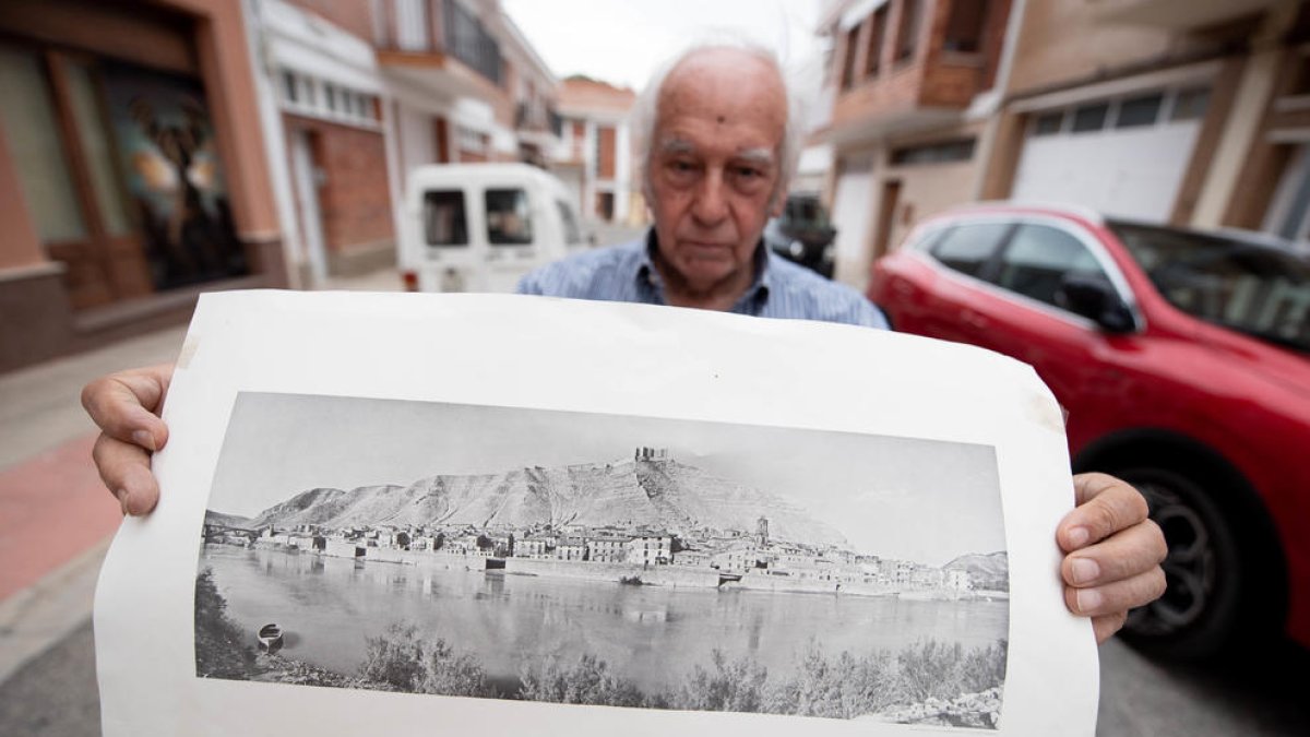 poble vell i poble nou. Estèticament, l’església de Mequinensa va en la línia racionalista de les cases del poble nou: totxos a vista i parets blanques.
