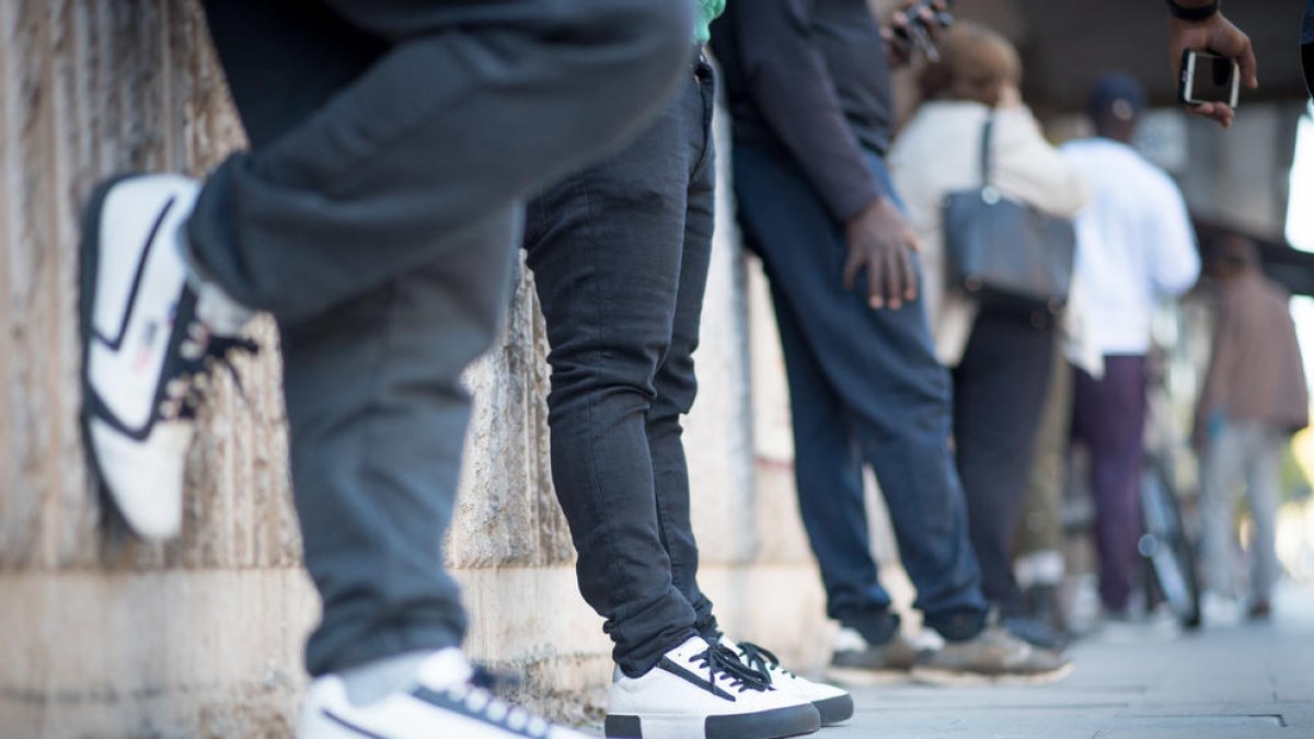 sensesotre. Dos persones dormen sota una passarel·la sobre riu Segre a Lleida mentre una tercera fa esport.