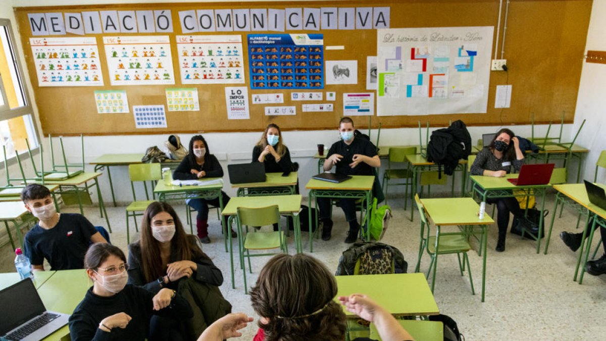 LLENGUA DE SIGNES. L’Engracia, fent classe a l’IES Ronda de Lleida.