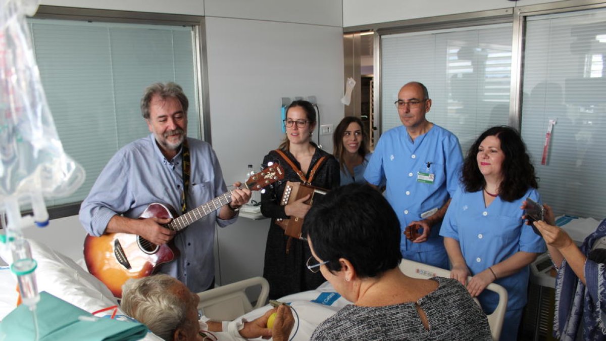 La música entra a l’uci. Una sessió de musicoteràpia per a un malalt ingressat a l’UCI de l’Arnau l’any 2019.