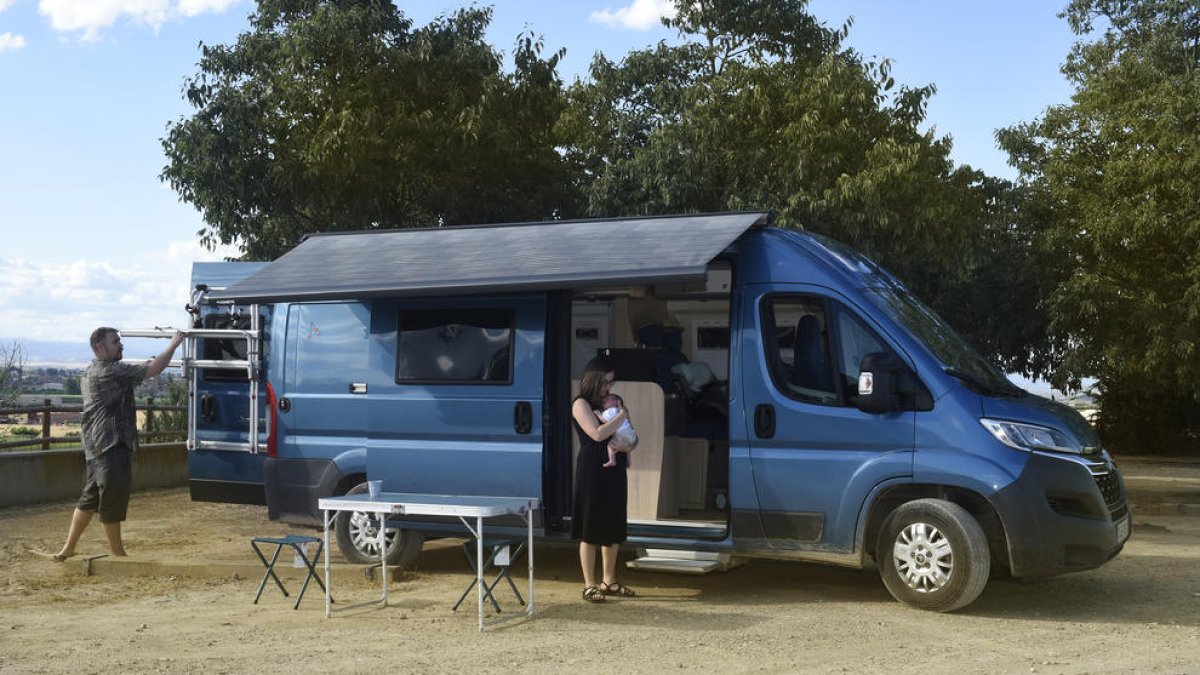 Un treball d’equip. David Poca, dins l’ambulància camperitzada amb el seu equip.