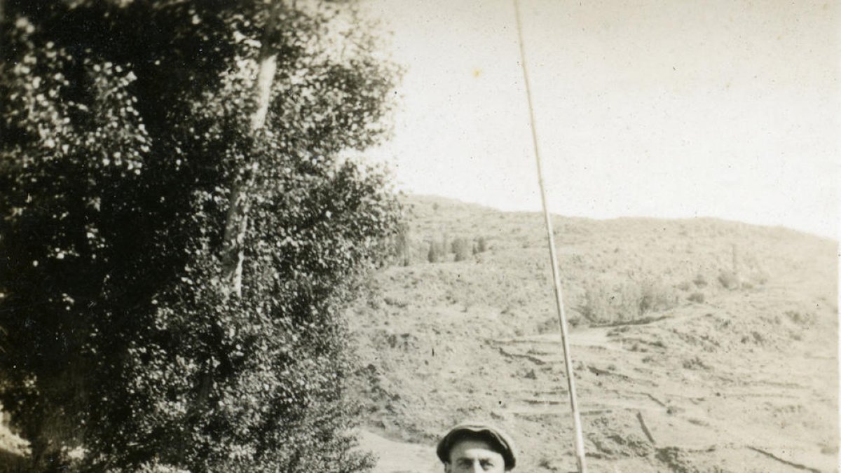 en família. Teresa Loan i Sebastià Perelada, de Ca de Serà de Boi ,pescant a l’estany de Caldes. La foto està feta entre 1923 i 1930.