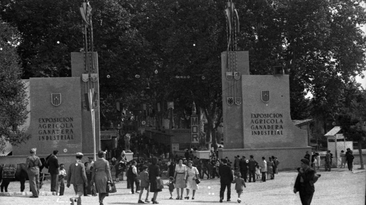 1946. Imatge del fons Porta de l’IEI que mostra l’entrada al certamen l’any 1946, quan es recupera després de la guerra.