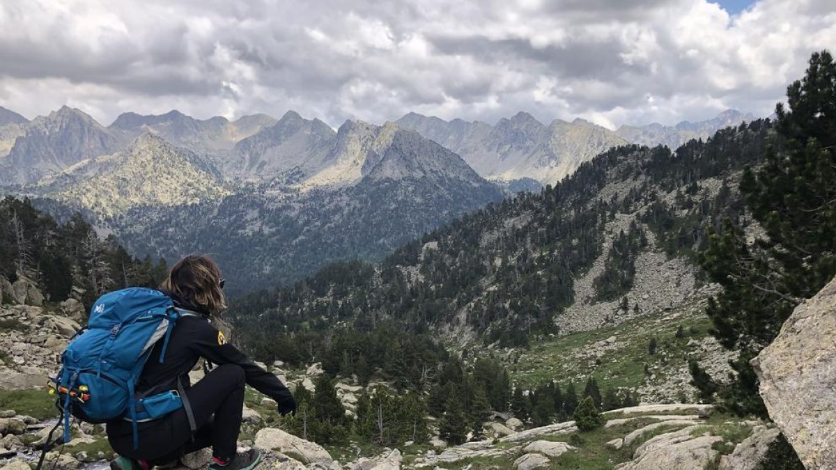 ALTA MUNTANYA. Blocs de granit, pedreres i camins es barregen en cada una de les etapes.