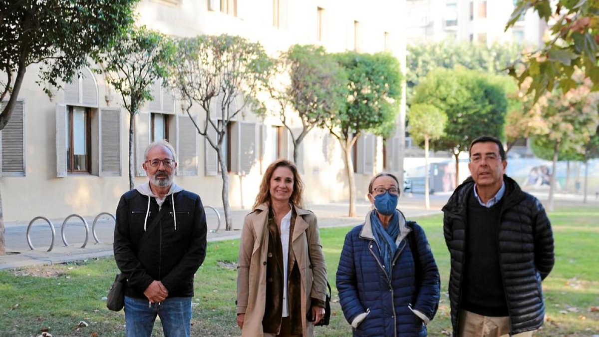 món i natura. Alumnes de l’assignatura de Jardineria i Paisatgisme durant una classe pràctica.
