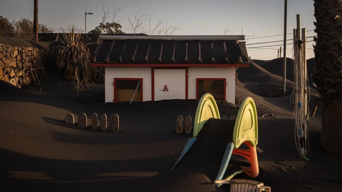 La cendra va apoderar-se dels carrers i les cases de pobles com Los Llanos de Aridane.