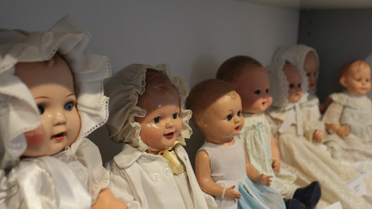 col·laboració. L’ajuntament li va cedir un local per poder exposar les nines.