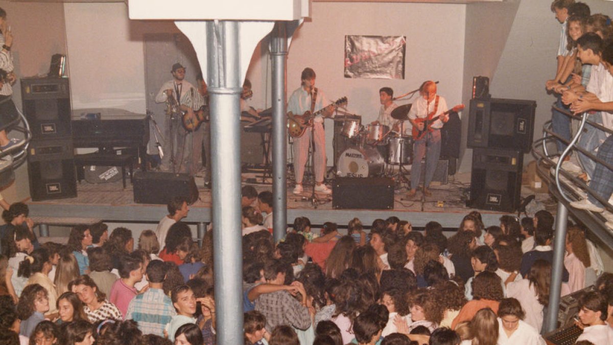 la sala original. La fusta era la gran protagonista del local en els seus inicis, de la pista a l’escenari.