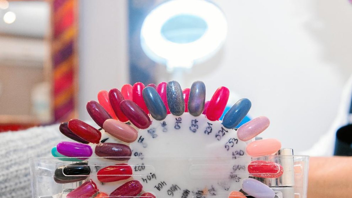 símbol de poder. A la cultura egípcia pintar-se les ungles era exclusiu de la reialesa tant en homes com en dones.