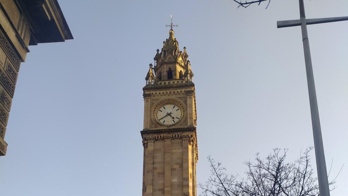 emblemàtica. La torre Albert Memorial Clock recorda el Big Ben i està torta.