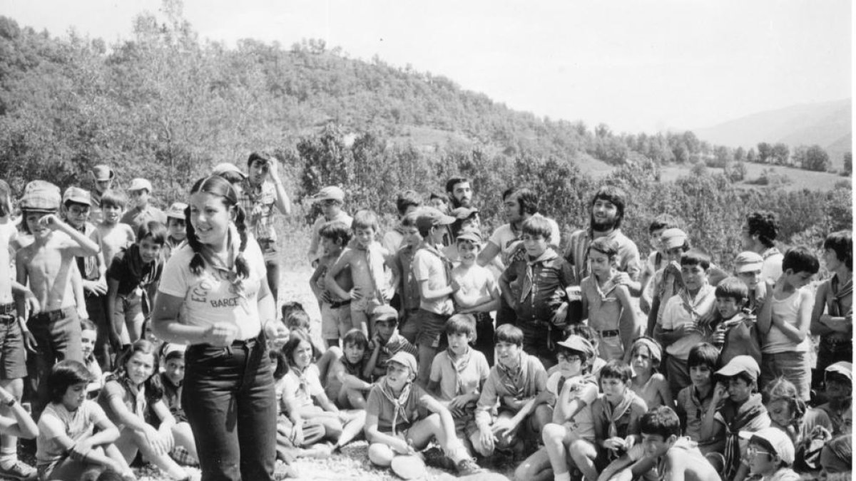 Sortides a la natura. Al centre, la directora Montse Agulló donant instruccions en una excursió.