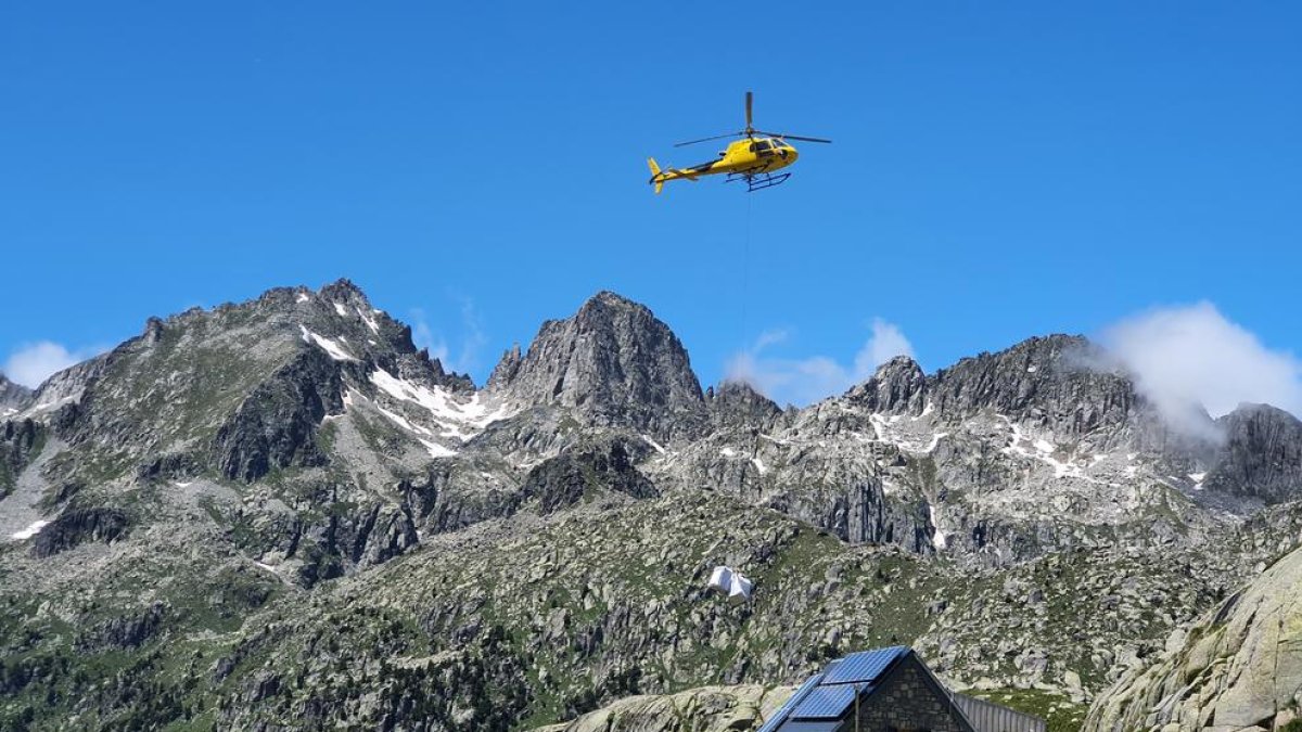 Un helicòpter transporta fins al refugi tot el necessari per al dia a dia i després s'emporta les deixalles.