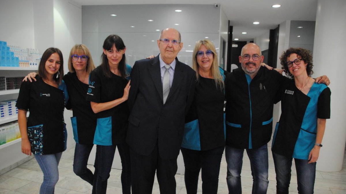 Manel Roure, envoltat pel seu equip a Federòptics Roure