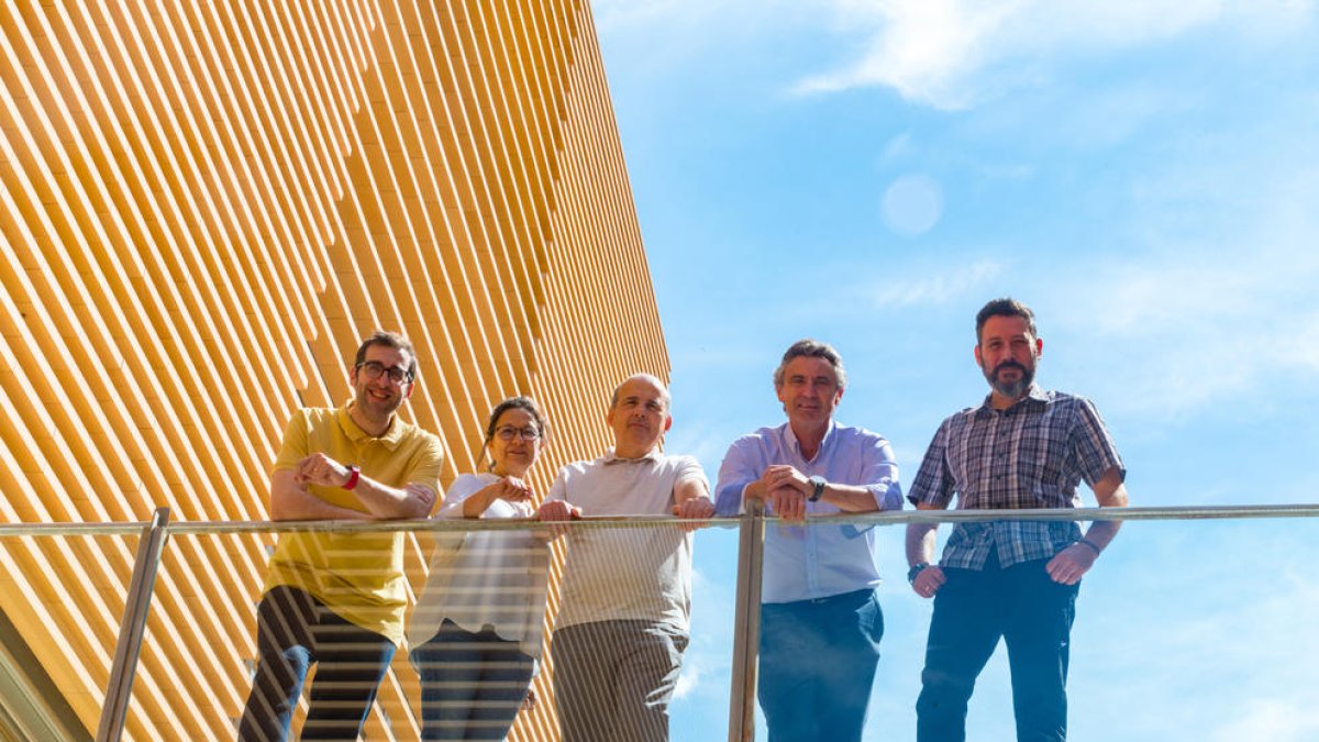 Començant per l'esquerra el doctor Yuguero, la doctora Soler, i els doctors Garí, Ros i Valdivieso