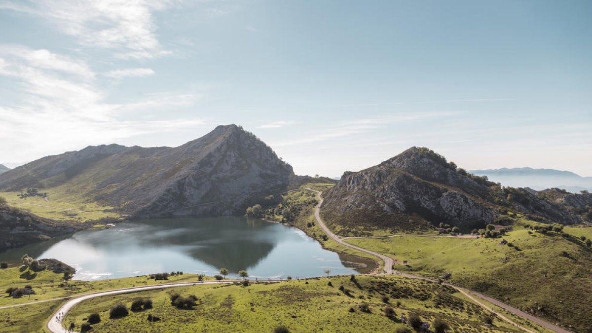 La ruta que arriba als llacs de Covadonga recorre tot els Parc Nacionals dels Picos de Europa, una autèntica  travessa per la natura .