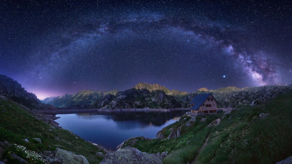 estany tort de peguera. Vista nocturna del refugi Josep Maria Blanc i el seu entorn, dins el Parc Nacional d’Aigüestortes i Estany de Sant Maurici.