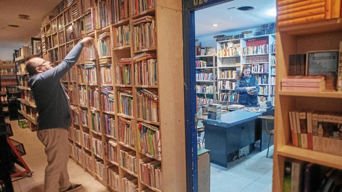 La Laura i l'Antonio
ordenant els milers de llibres
rebuts per muntar un espai
d'estudi i préstec a la Bordeta.