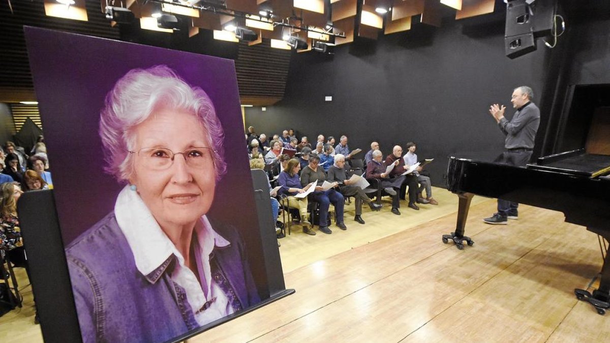 assaig del 18 de març. El director Pedro Pardo assajant el 18 de març passat amb els cantaires.