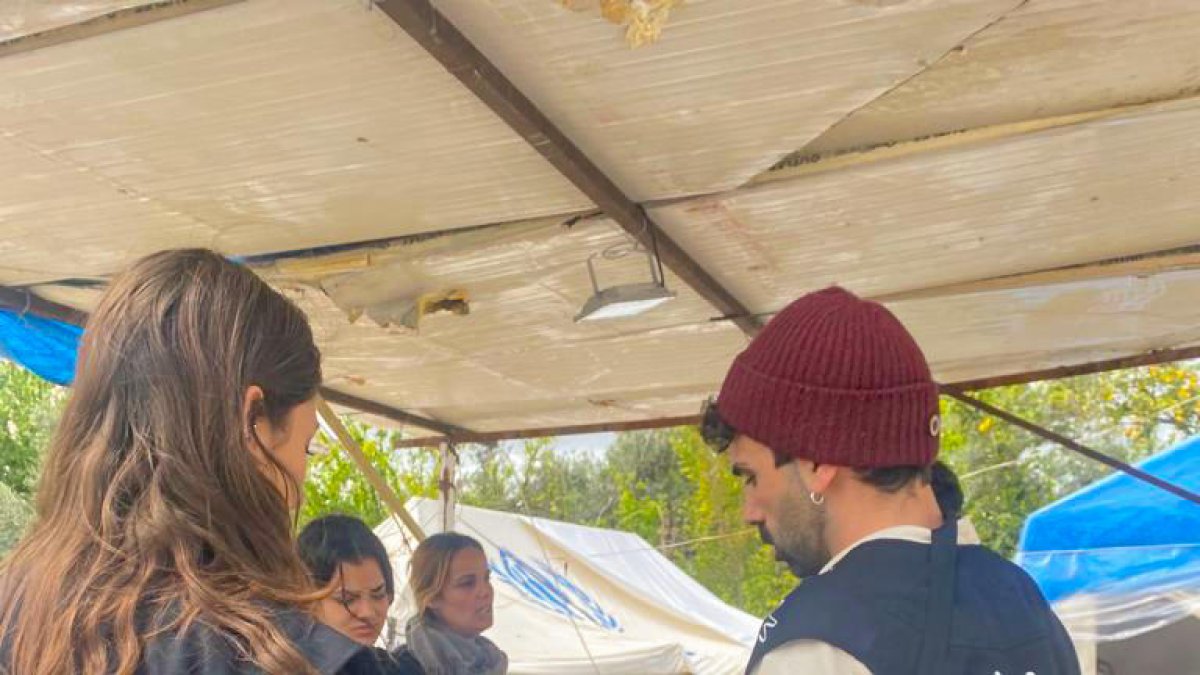 El lleidatà Juanjo Lecumberri repartint l'ajuda humanitària a la ciutat de Samandag