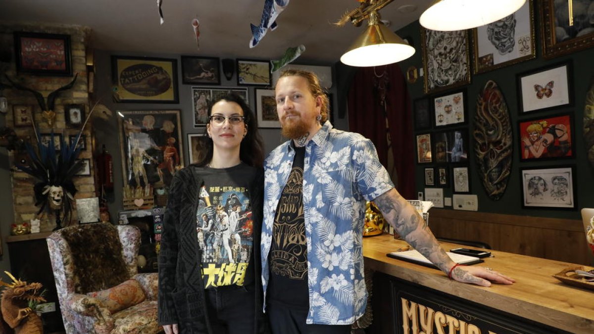 En Yarda i la Linn són
parella i propietaris del local obert des
de l'any 2016, on han pogut anar creixent
i evolucionant com a tatuadors.