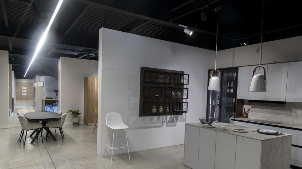 El 'showroom' d'Hubelsa. Hubelsa té un extens mostrari de cuines ja fetes per tal que el client pugui escollir.