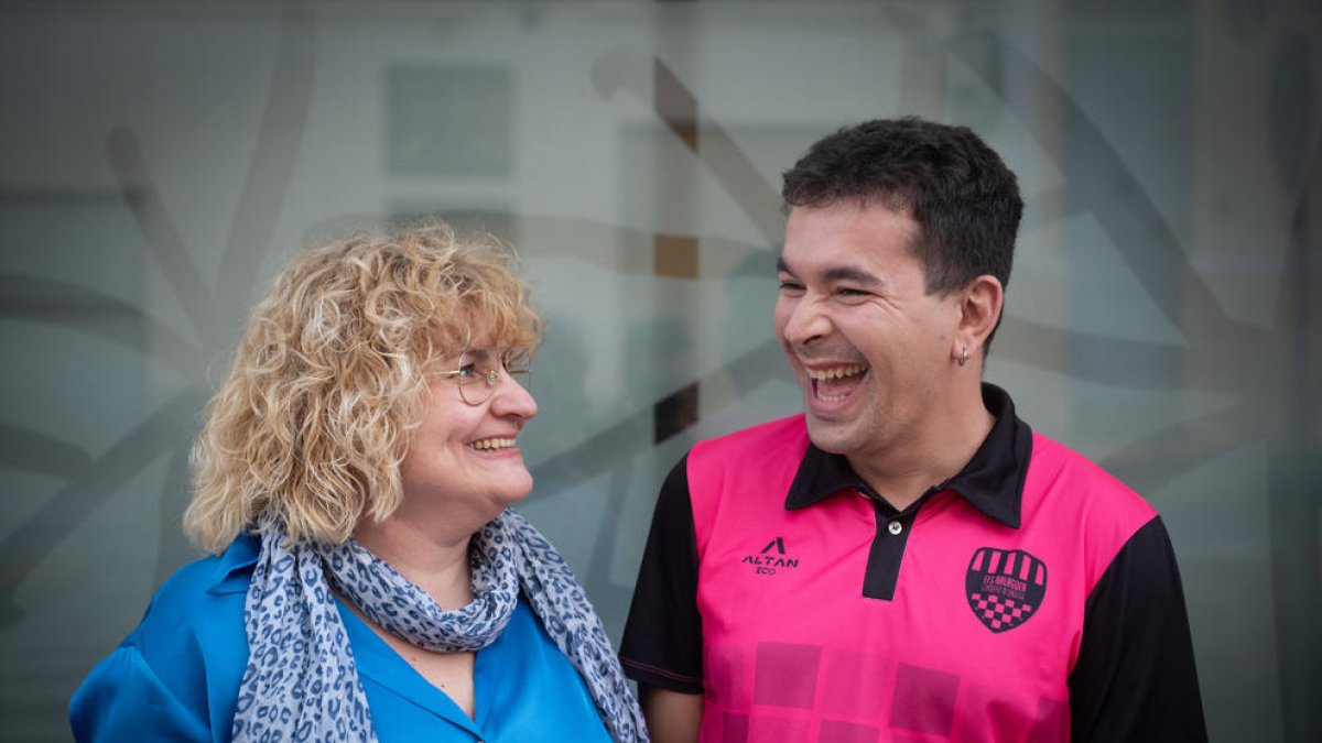 Felicitat. Susanna Caba i el seu fill
Gerard Badia davant les portes del Club
Esportiu l'Estel de Balaguer.