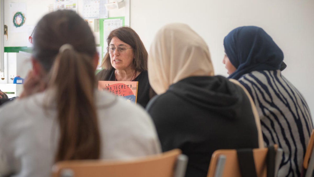 La directora Francis Martínez fent classes als seus alumnes de Massalcoreig.