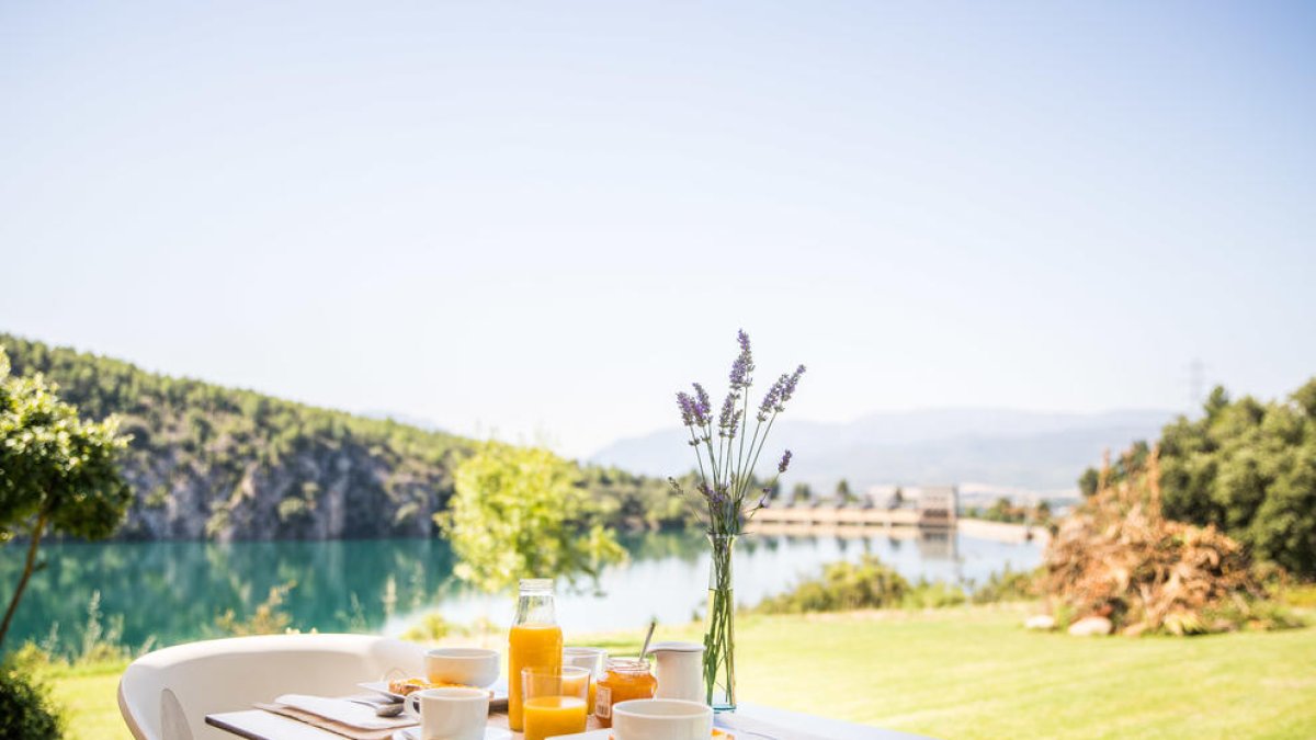 Can Lamat. Aquesta casa rural es troba en un entorn privilegiat a la vora de l'embassament de Sant Antoni, a Talarn.