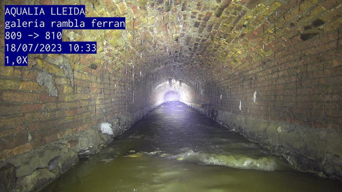 Rambla ferran. Imatge de la claveguera principal que passa per sota la rambla.
