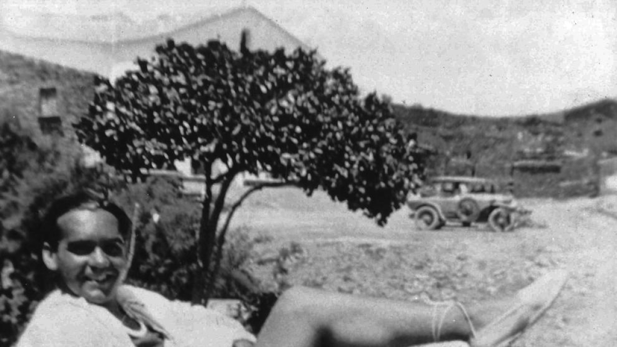Federico García Lorca va passar llargues estades a Catalunya. A la imatge, gaudint de la Costa Brava.