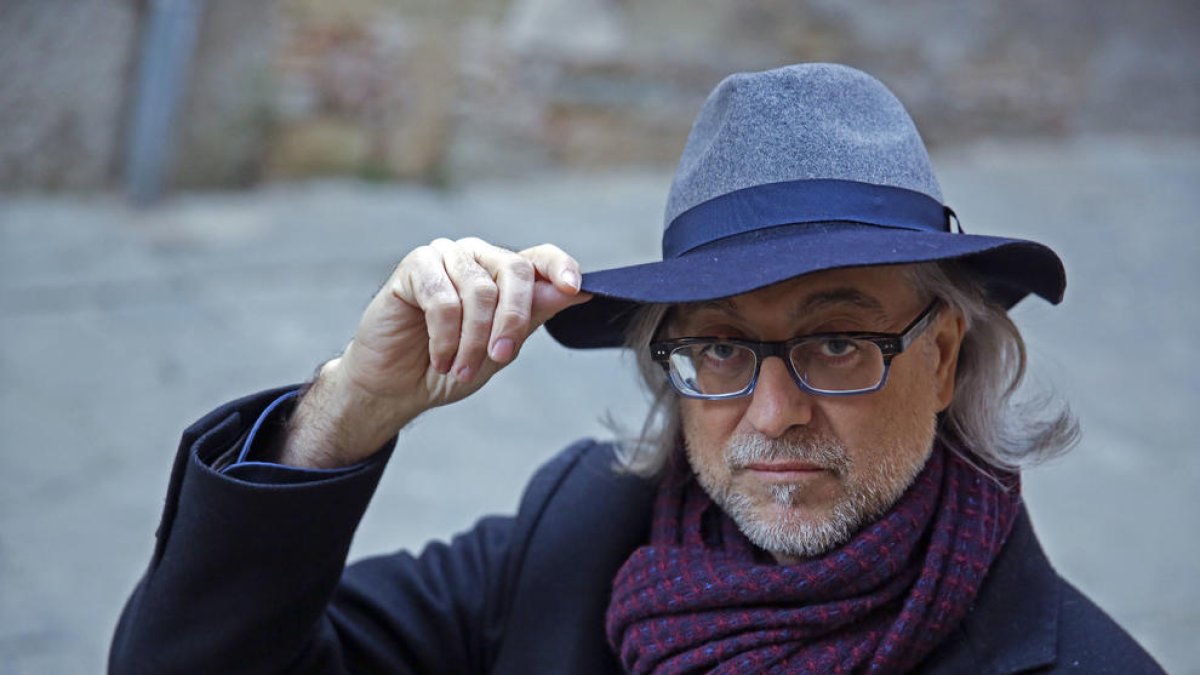 Víctor Amela: “Vull que aquesta sigui la novel·la dels anònims, dels que no surten a cap llibre”