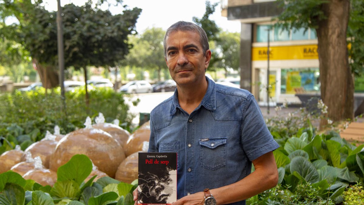 Llorenç Capdevila: “Partint de la imatge d’un taüt buit he escrit una novela sobre el segle XX”