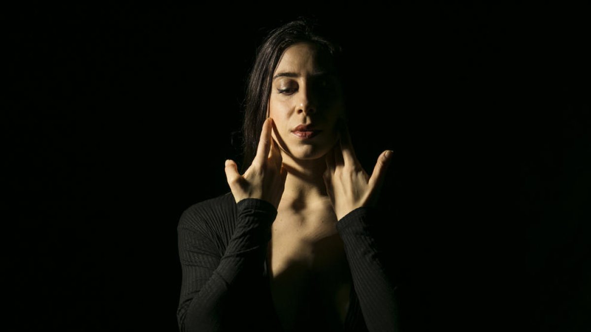 Clàudia Colom: “Al disc no hi ha silencis entre cançons perquè vull que es visqui com un viatge”